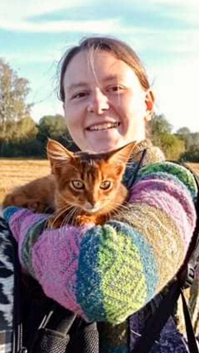 Marie die Therapiekatze und ihre Besitzerin Kate